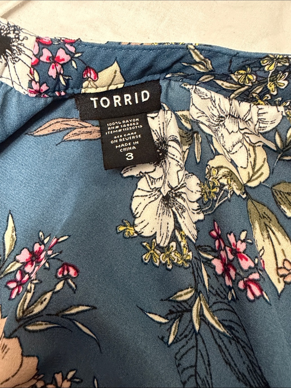 TORRID blue floral blouse size 3 button front spaghetti straps - Picture 3 of 3